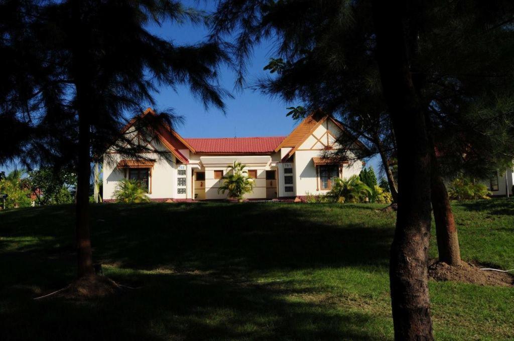 Myat Taw Win Hotel Naypyidaw Экстерьер фото