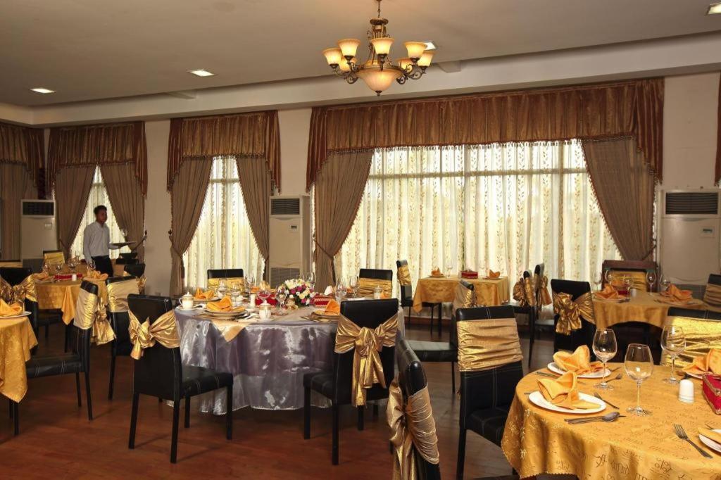 Myat Taw Win Hotel Naypyidaw Экстерьер фото