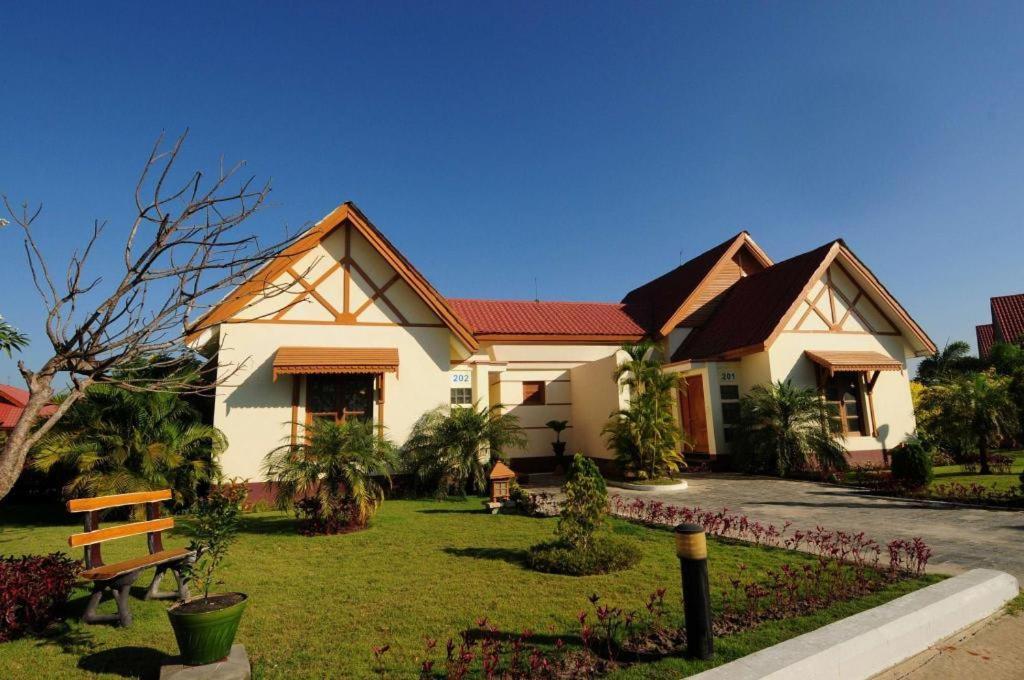 Myat Taw Win Hotel Naypyidaw Экстерьер фото